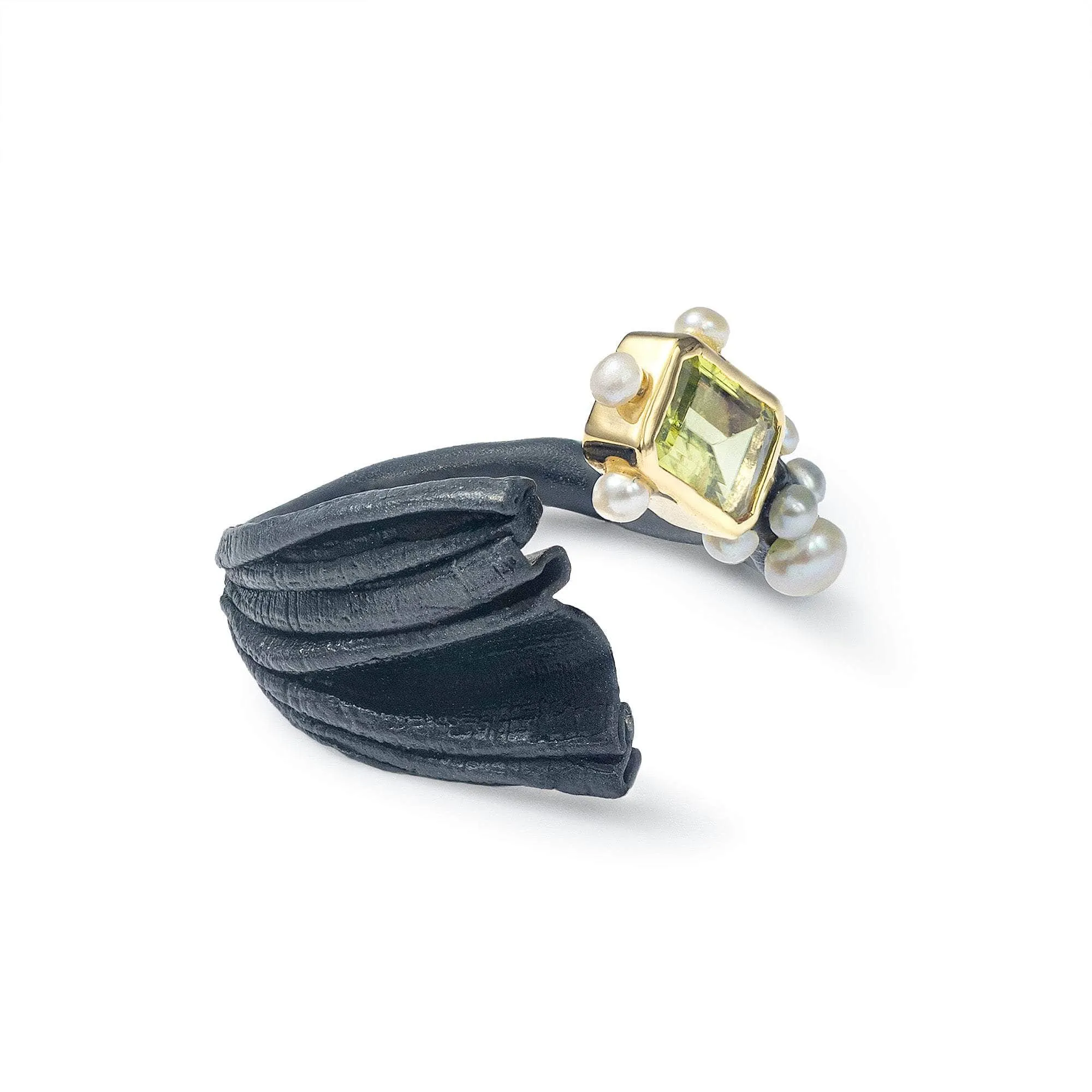 Gemme Peridot and White Pearl Ring